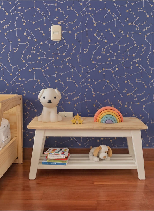 Banco estilo Montessori para cuarto infantil.