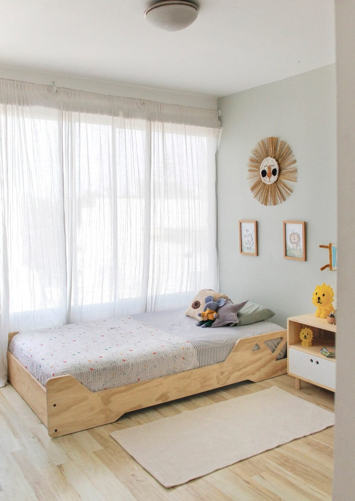 Moderna, minimalista, atemporal, Barnizada, Madera maciza, madera laminada de pino, lijada, suavizada y filos boleados, 1 - 1/5 plazas.
