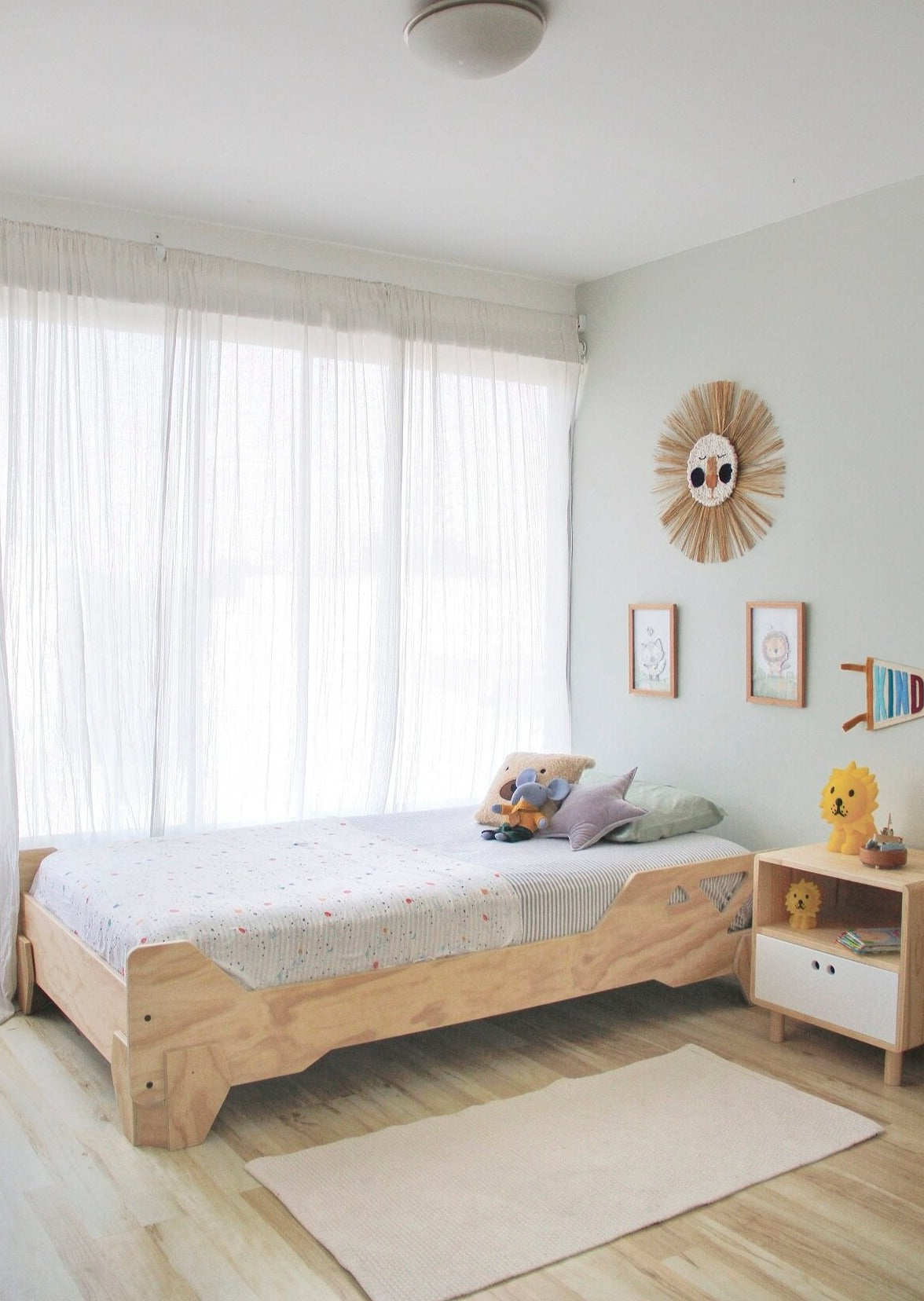 Moderna, minimalista, atemporal, Barnizada, Madera maciza, madera laminada de pino, lijada, suavizada y filos boleados, 1 - 1/5 plazas.