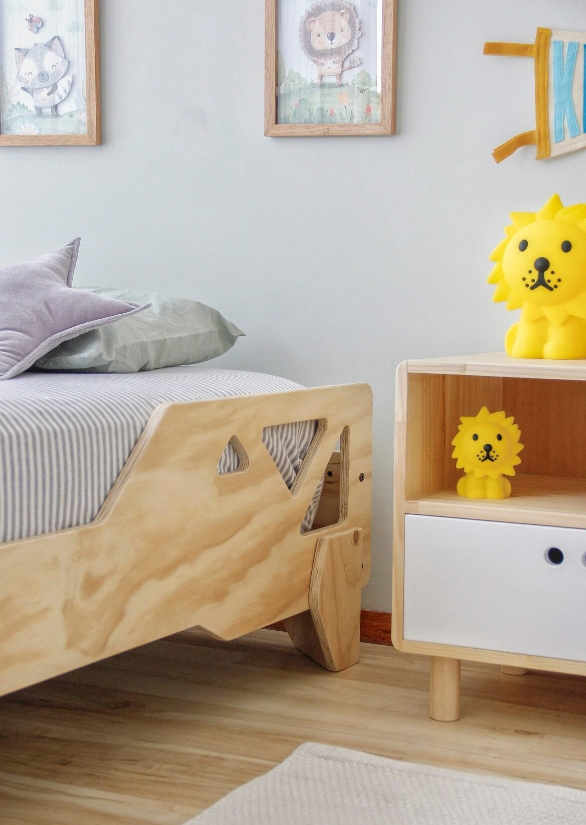 Moderna, minimalista, atemporal, Barnizada, Madera maciza, madera laminada de pino, lijada, suavizada y filos boleados, 1 - 1/5 plazas.