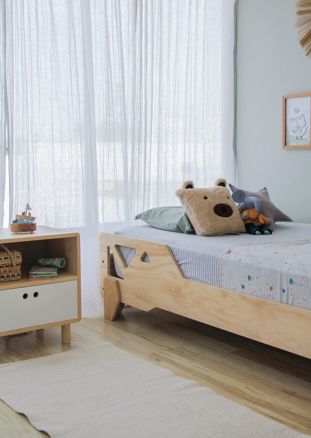 Moderna, minimalista, atemporal, Barnizada, Madera maciza, madera laminada de pino, lijada, suavizada y filos boleados, 1 - 1/5 plazas.