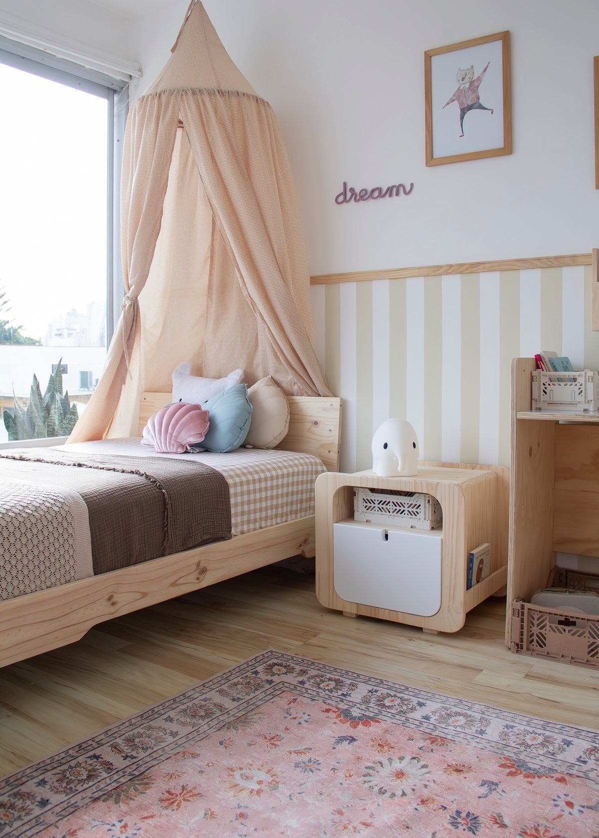 Camita plana minimalista, hermosa y versátil,Barnizada, Madera maciza y madera laminada de pino, lijada, suavizada y filos boleados,medidas de 1 plaza 1.5 plaza.