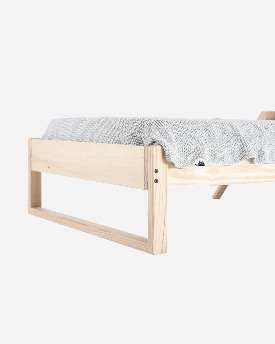 cama neo estilizada, minimalista y con diseño exclusivo inspirado en líneas continuas te encantará: ¡es 2 en 1! El nivel bajo o Montessori, recomendado para pequeños a partir del año y medio y el segundo nivel o nivel alto, para cuando crecen. Consigue esta evolución sin comprar nada más.