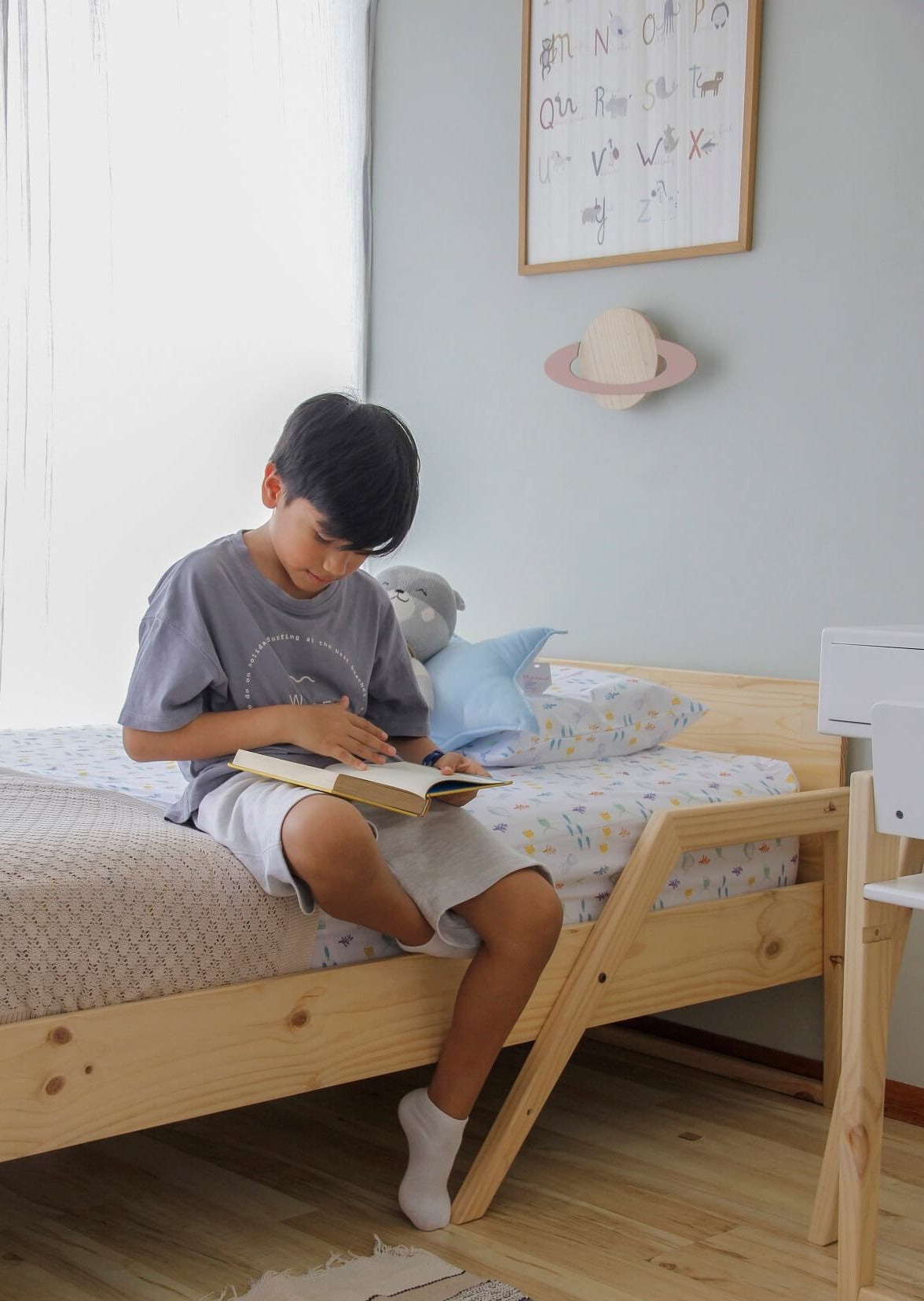 cama neo estilizada, minimalista y con diseño exclusivo inspirado en líneas continuas te encantará: ¡es 2 en 1! El nivel bajo o Montessori, recomendado para pequeños a partir del año y medio y el segundo nivel o nivel alto, para cuando crecen. Consigue esta evolución sin comprar nada más.