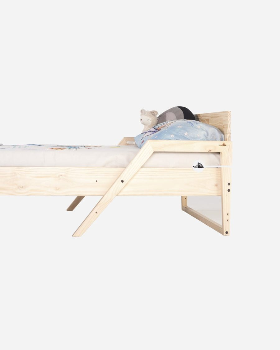 cama neo estilizada, minimalista y con diseño exclusivo inspirado en líneas continuas te encantará: ¡es 2 en 1! El nivel bajo o Montessori, recomendado para pequeños a partir del año y medio y el segundo nivel o nivel alto, para cuando crecen. Consigue esta evolución sin comprar nada más.