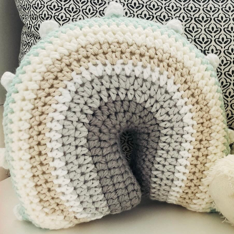 Cojín Línea Cuna Arcoíris Pompom Acua con Beige