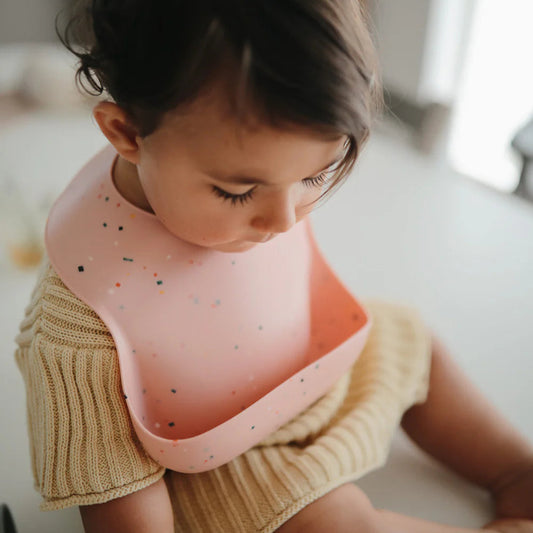 Mushie Silicone Bib - Babero de Silicona - Powder Pink Confetti