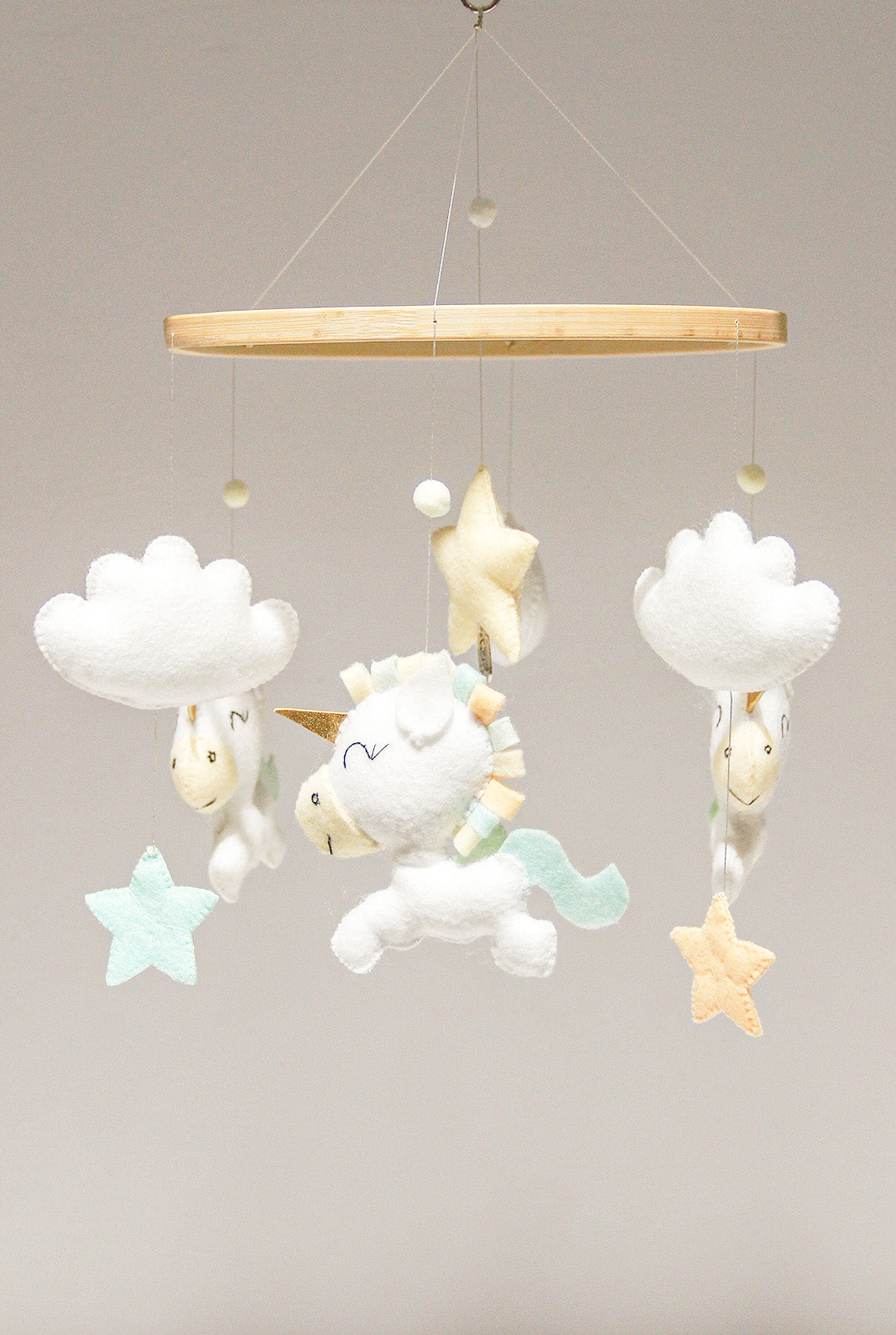 Móvil Unicornios Pastel con Estrellas y Pompones