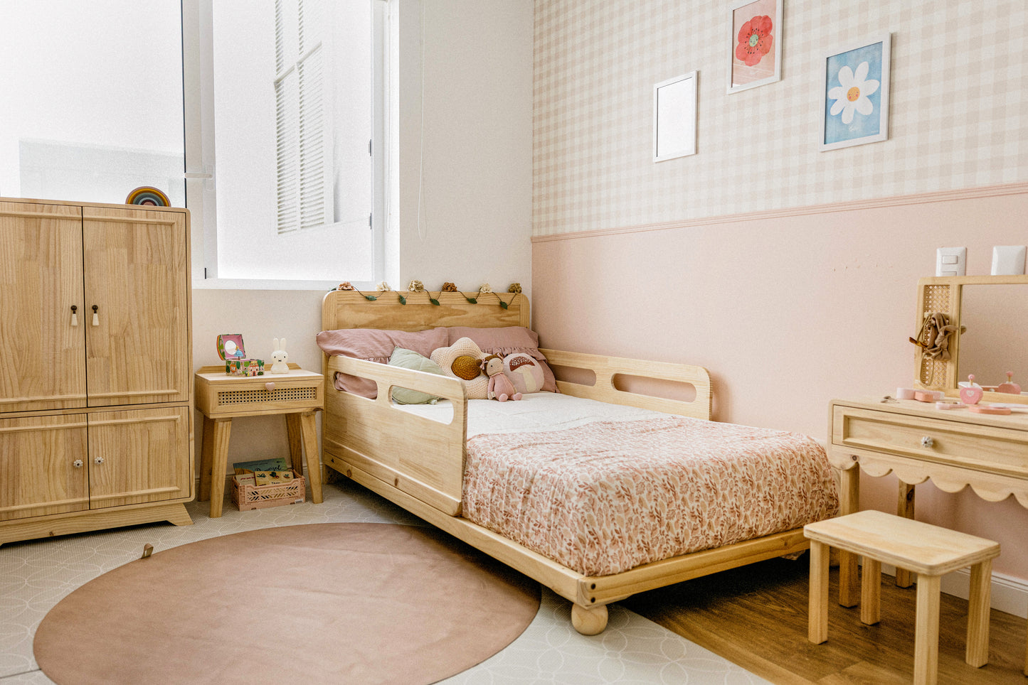cama Mia, 1 plaza, 1.5 plazas, muebles infantiles, colección exclusiva, montessori, sostenibilidad, niños, niñas, madera, evolutivas, ecológicas, ambiente, somos verde, minimalista, dormitorio; decoración, hogar, moderna, barnizadas, sencillez. seguridad, delicadeza, ternura.