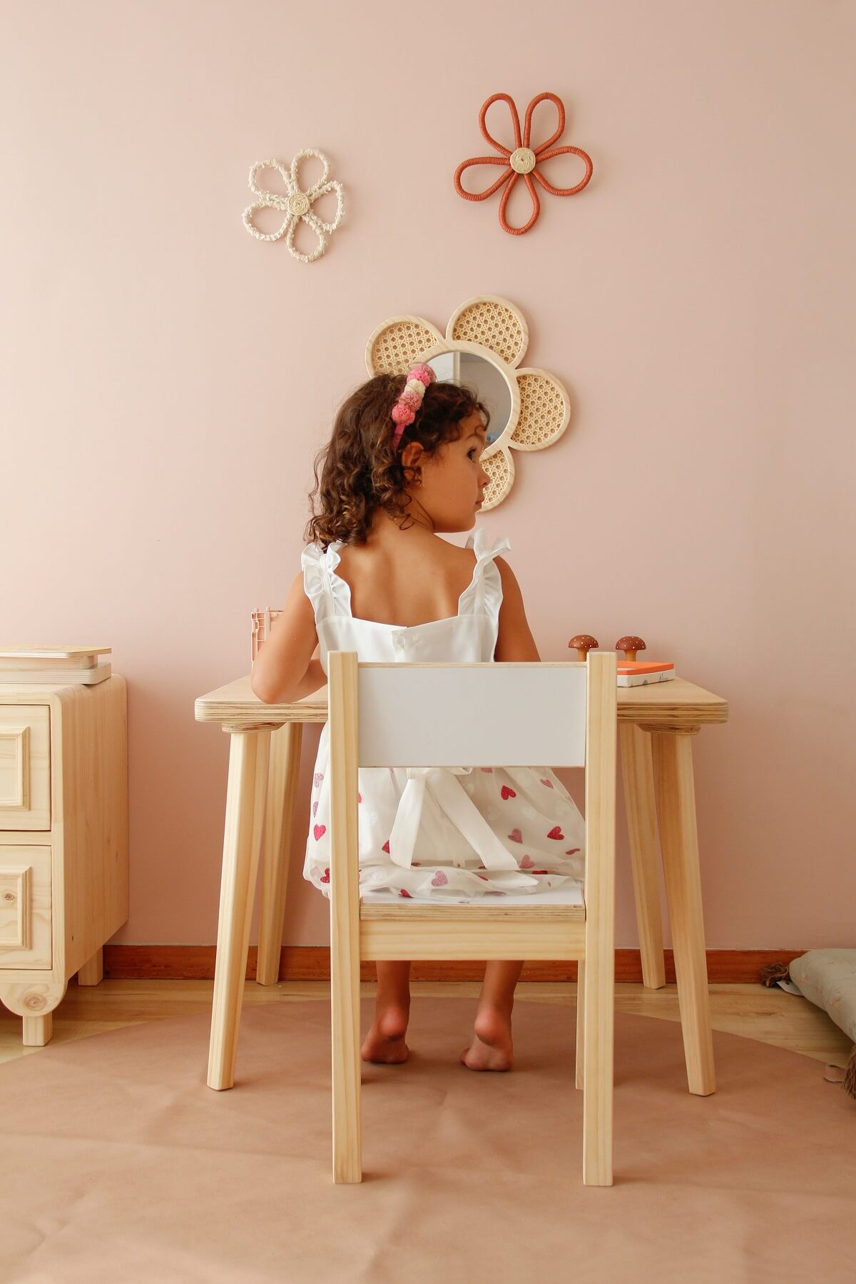 Mesa petit, dormitorio, home, decoración, habitación, moderno, minimalista, niñas, niños, muebles infantiles, decorar, funcional, vintage, elegante, baby, infantil, organizador, mesa trabajo, multiuso.