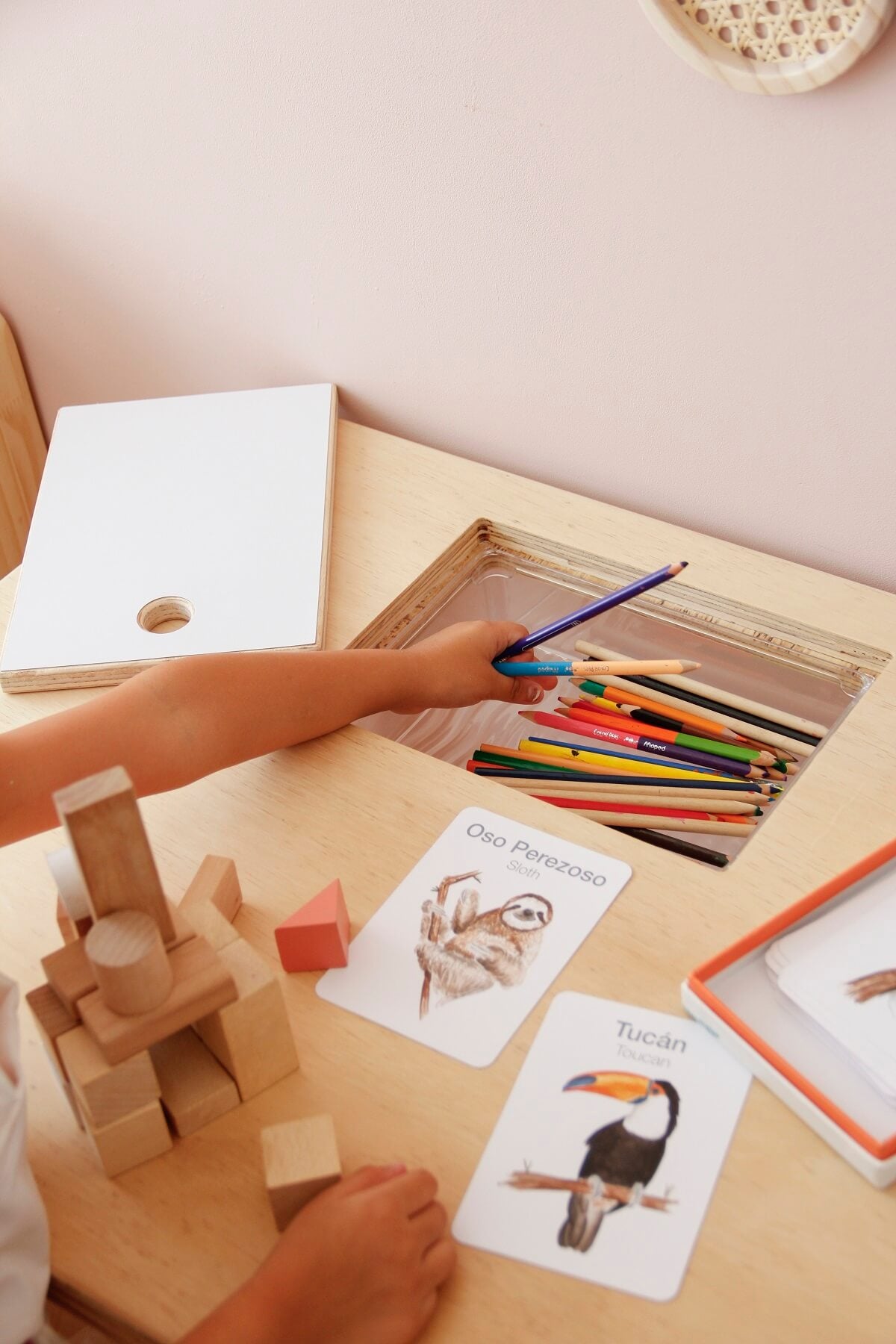 Mesa petit, dormitorio, home, decoración, habitación, moderno, minimalista, niñas, niños, muebles infantiles, decorar, funcional, vintage, elegante, baby, infantil, organizador, mesa trabajo, multiuso.