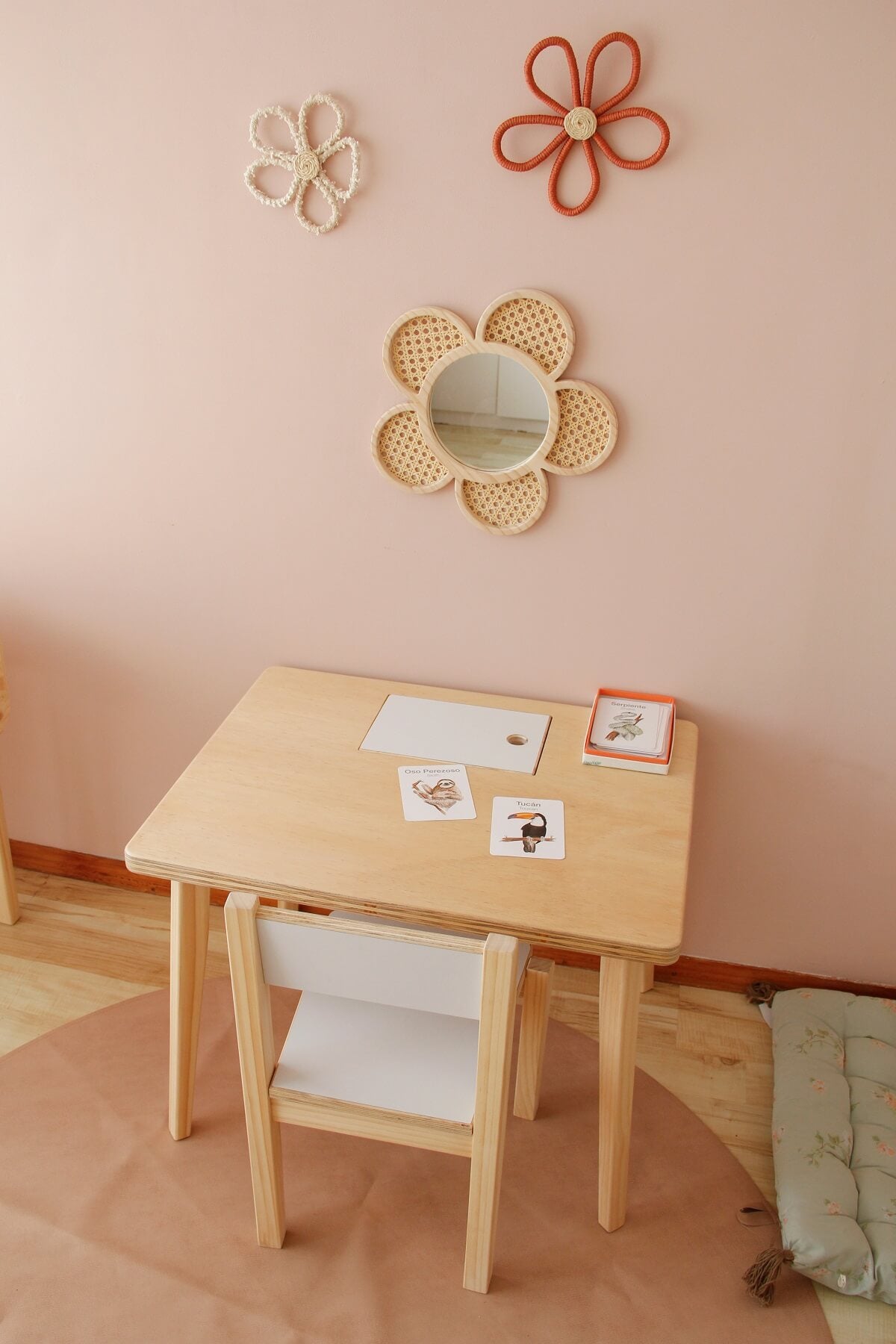 Mesa petit, dormitorio, home, decoración, habitación, moderno, minimalista, niñas, niños, muebles infantiles, decorar, funcional, vintage, elegante, baby, infantil, organizador, mesa trabajo, multiuso.