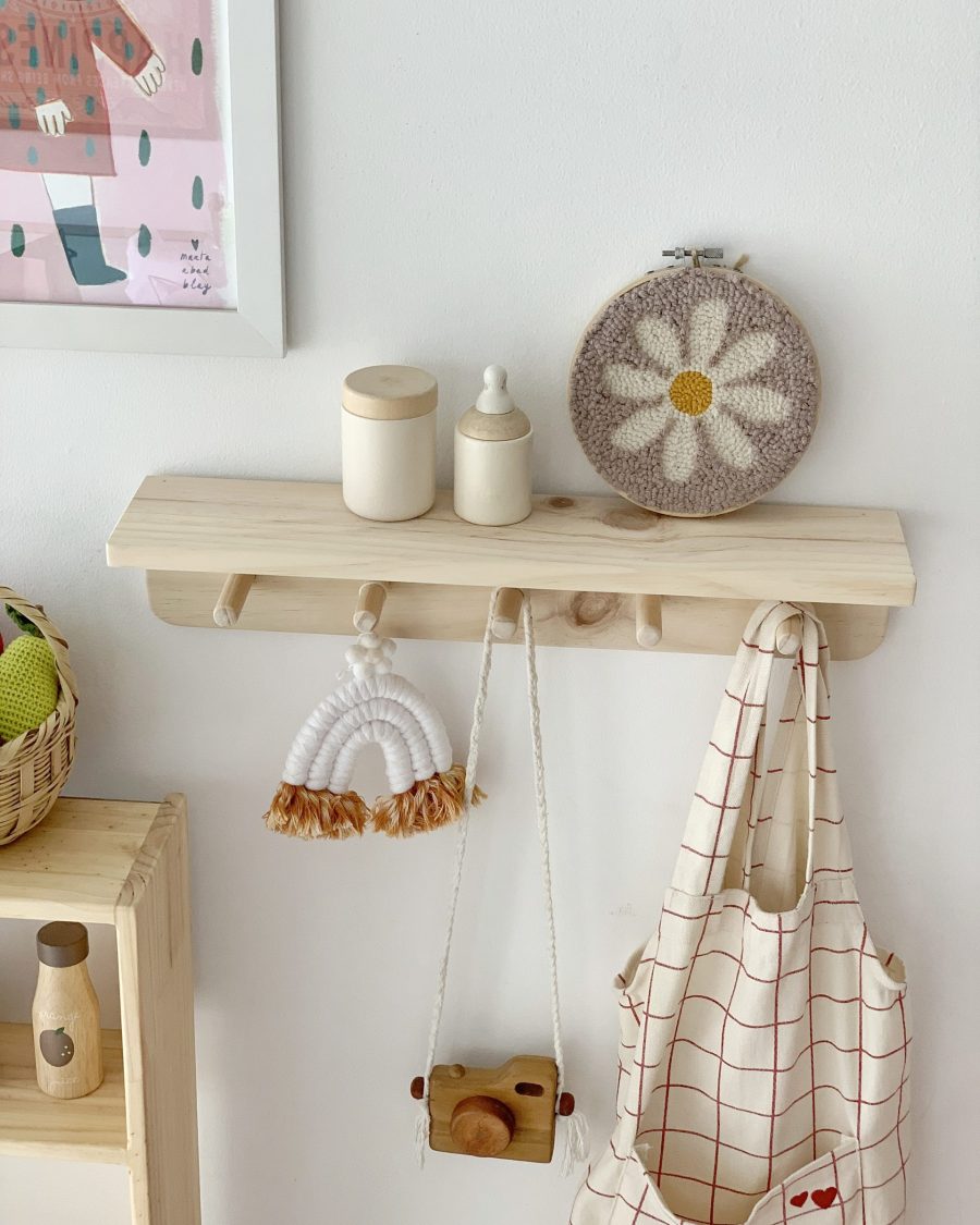 Repisa Perchero, montessori, dormitorio, home, decoración, habitación, moderno, minimalista, niñas, niños, muebles infantiles, decorar, funcional, vintage, elegante, baby, infantil, librero organizador, multiuso, organiza juguetes, libros estudiar, libros sensoriales, madera.