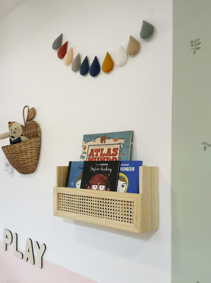 Repisa Perchero, montessori, dormitorio, home, decoración, habitación, moderno, minimalista, niñas, niños, muebles infantiles, decorar, funcional, vintage, elegante, baby, infantil, librero organizador, multiuso, organiza juguetes, libros estudiar, libros sensoriales, madera.