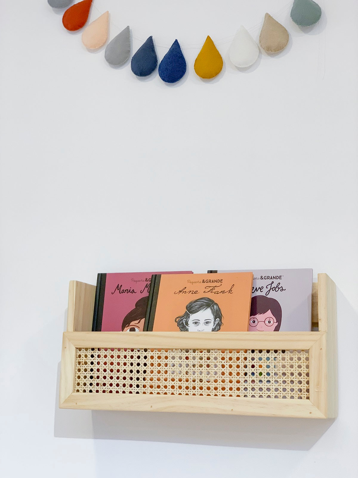 Repisa Perchero, montessori, dormitorio, home, decoración, habitación, moderno, minimalista, niñas, niños, muebles infantiles, decorar, funcional, vintage, elegante, baby, infantil, librero organizador, multiuso, organiza juguetes, libros estudiar, libros sensoriales, madera.