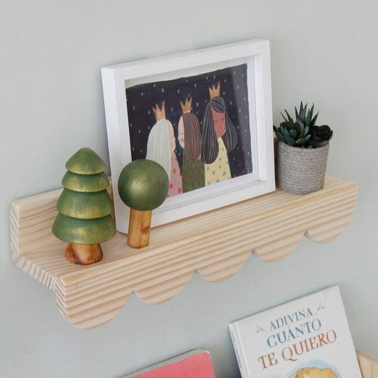 Repisa Scalloped, montessori, dormitorio, home, decoración, habitación, moderno, minimalista, niñas, niños, muebles infantiles, decorar, funcional, vintage, elegante, baby, infantil, librero organizador, multiuso, organiza juguetes, libros estudiar, libros sensoriales, madera.