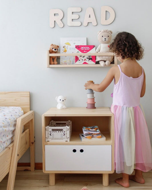 Repisa Basic de madera para habitación infantil.