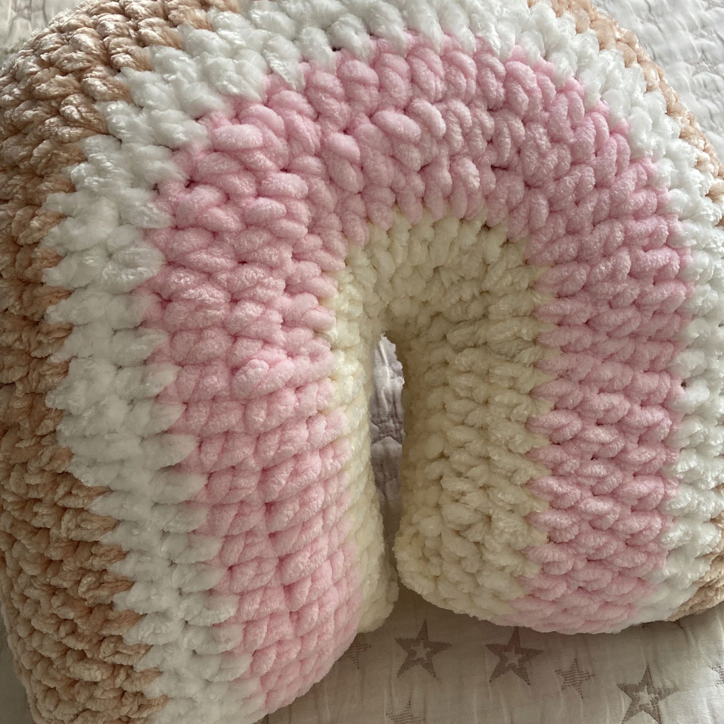 Cojín Línea Cuna Arcoíris en Chenille