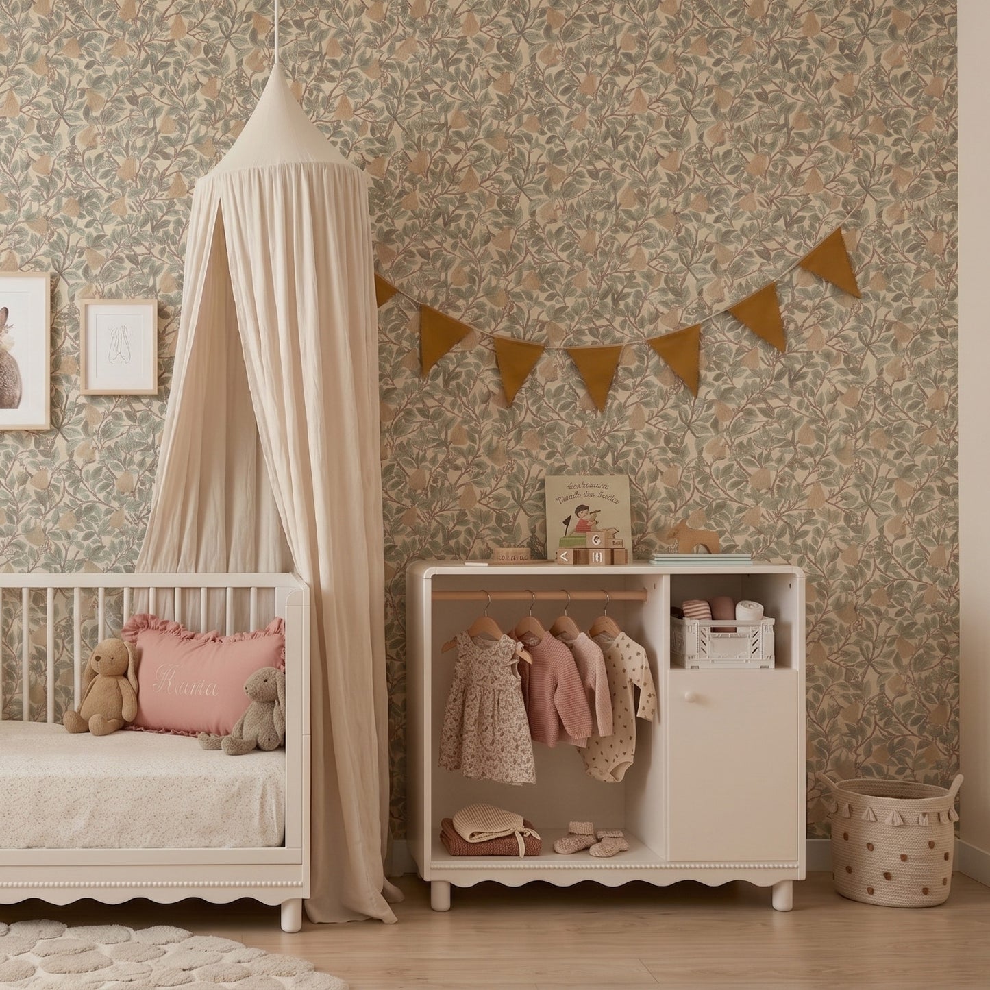 Mueble de habitación de bebé convertible en ropero infantil.