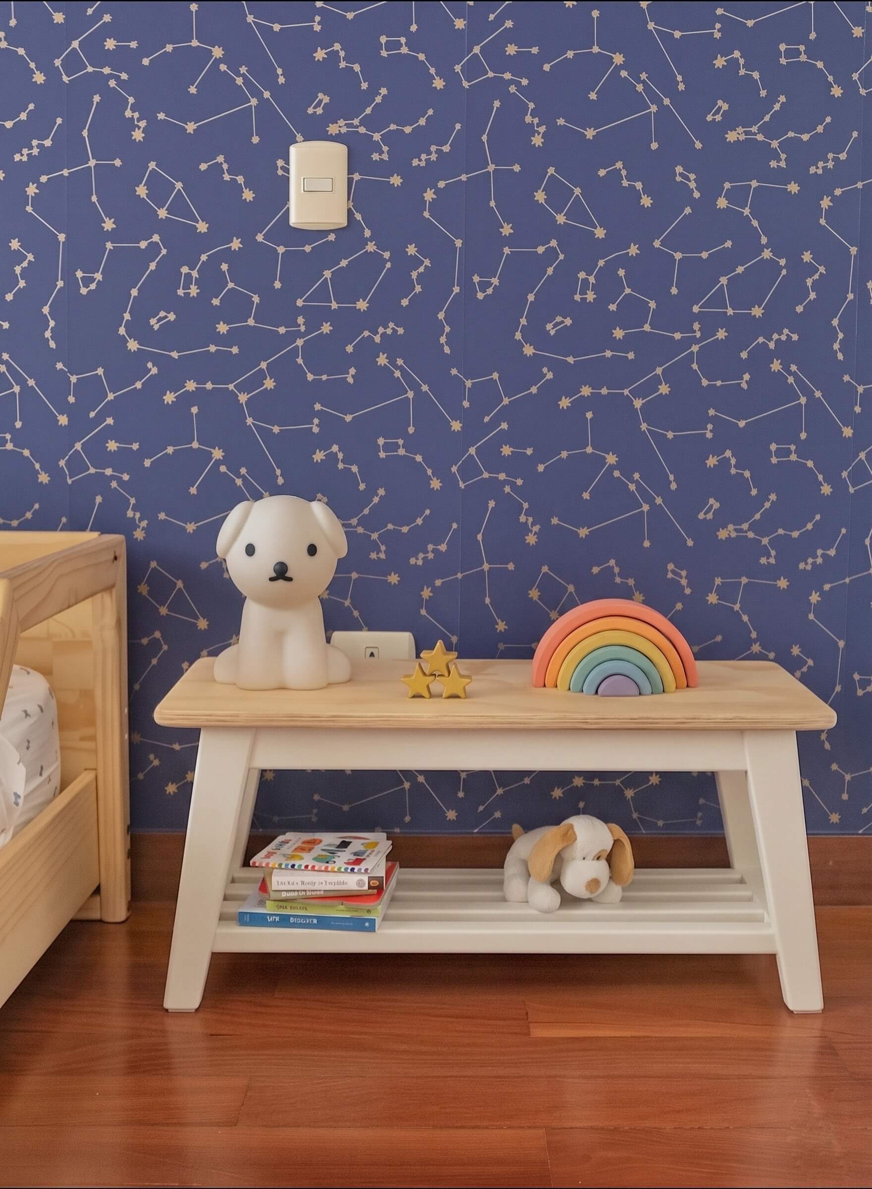 Banca de madera multifuncional para niños de Little Design. Perfecta como mesa auxiliar, organizador de cuentos o asiento para el cuarto de juegos infantil.