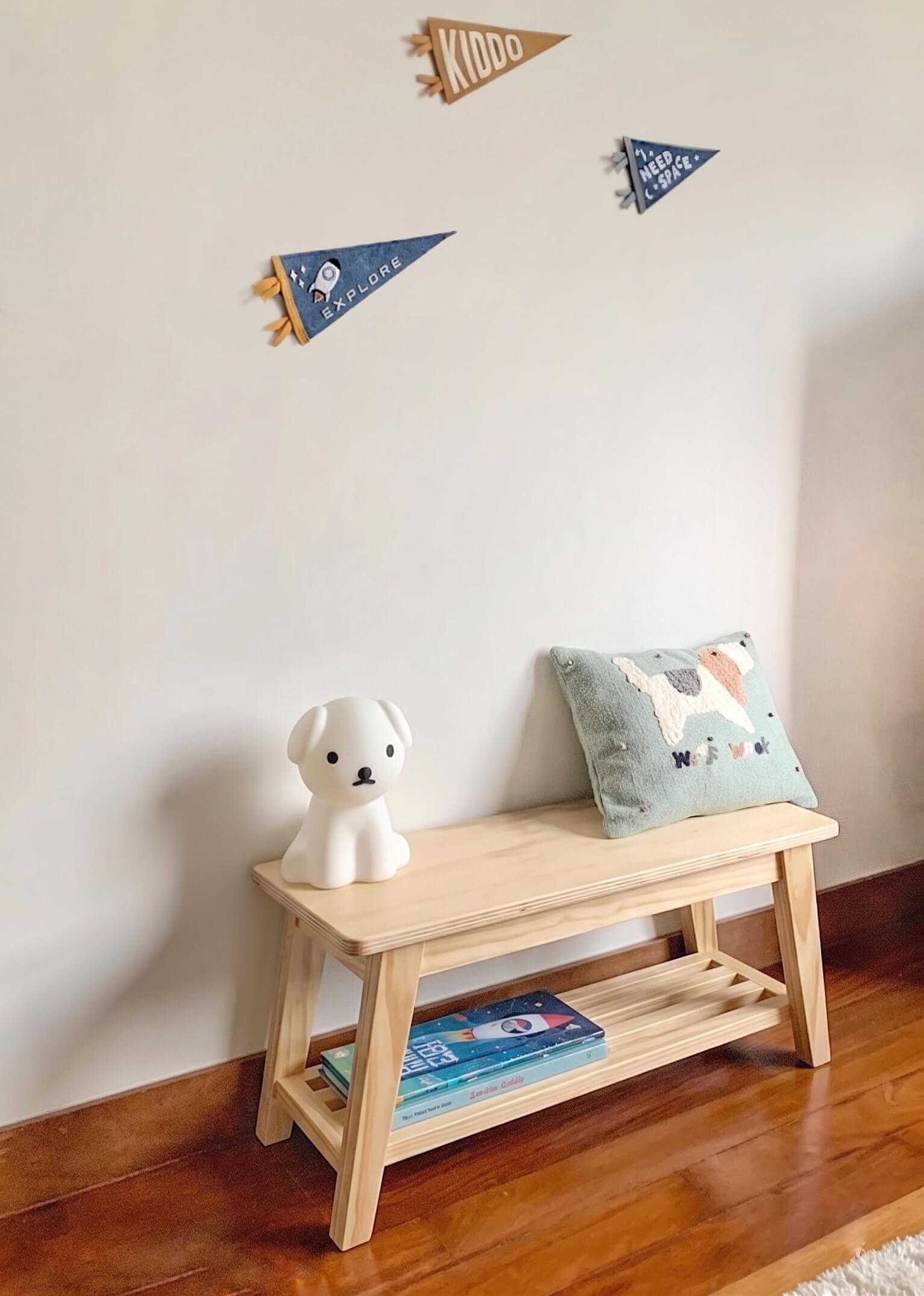 Banco de madera infantil estilo Montessori marca Little Design Perú. Mueble bajo organizador funcional como zapateras, para libros.