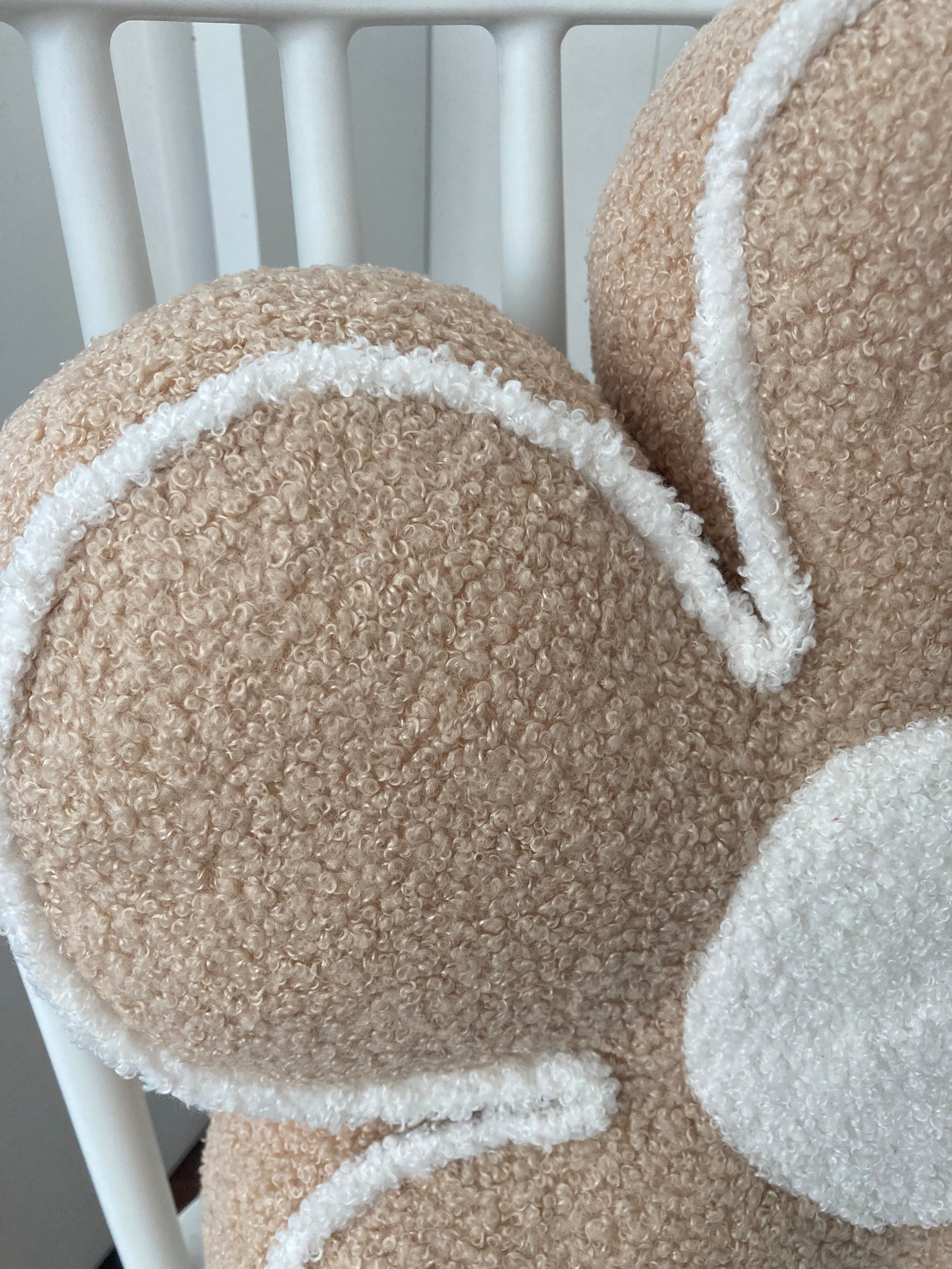 Cojín Tela Flor Beige con Borde Blanco