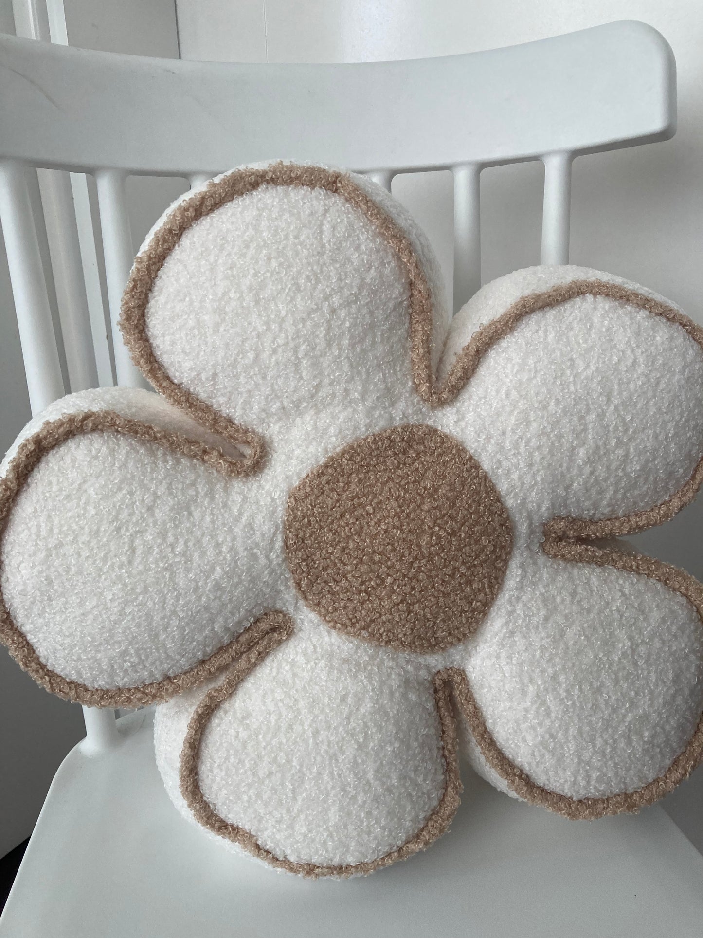 Cojín Tela Flor Blanco con Borde Beige