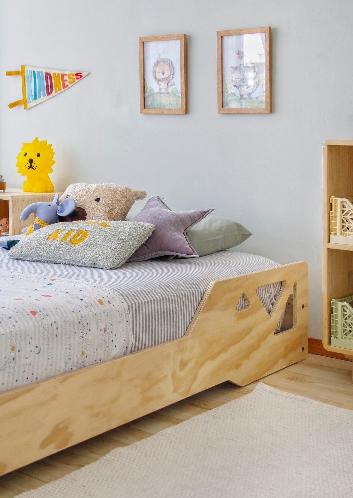 Moderna, minimalista, atemporal, Barnizada, Madera maciza, madera laminada de pino, lijada, suavizada y filos boleados, 1 - 1/5 plazas.