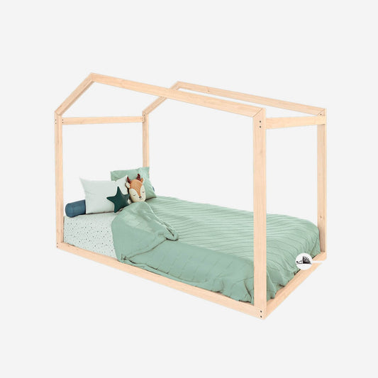 ¡La cama Maia estilo casita le encantará a tus pequeños! En su diseño prima la sencillez y limpieza visual por lo que puedes decorarla como desees medidas de 1 plaza 1.5 plaza.