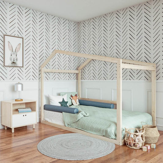 ¡La cama Maia estilo casita le encantará a tus pequeños! En su diseño prima la sencillez y limpieza visual por lo que puedes decorarla como desees medidas de 1 plaza 1.5 plaza.