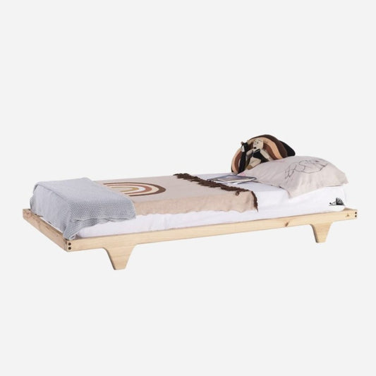 Esta cama para niños y niñas grandes,  Las encuentras en las medidas de 1 plaza 1.5 plaza. Acabados: Barnizada, Madera maciza y madera laminada de pino, lijada, suavizada y filos boleados.