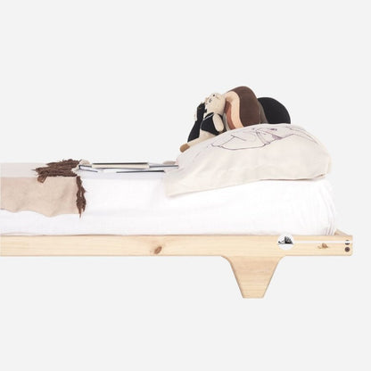 Esta cama para niños y niñas grandes,  Las encuentras en las medidas de 1 plaza 1.5 plaza. Acabados: Barnizada, Madera maciza y madera laminada de pino, lijada, suavizada y filos boleados.