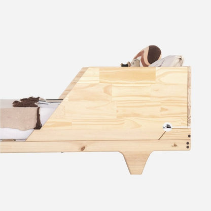 Esta cama para niños y niñas grandes,  Las encuentras en las medidas de 1 plaza 1.5 plaza. Acabados: Barnizada, Madera maciza y madera laminada de pino, lijada, suavizada y filos boleados.