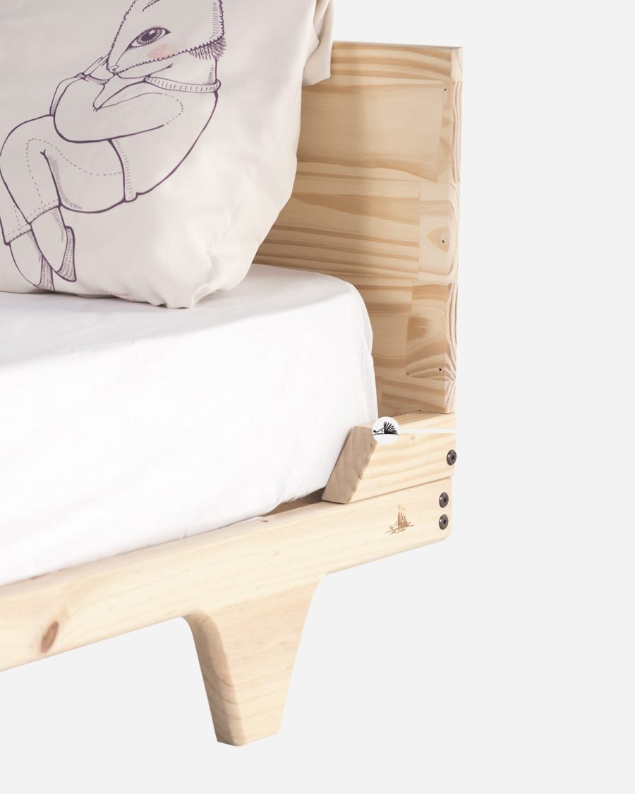 Esta cama para niños y niñas grandes,  Las encuentras en las medidas de 1 plaza 1.5 plaza. Acabados: Barnizada, Madera maciza y madera laminada de pino, lijada, suavizada y filos boleados.