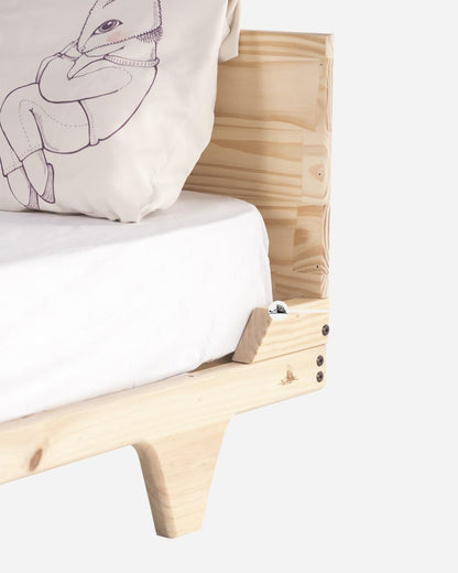 Esta cama para niños y niñas grandes,  Las encuentras en las medidas de 1 plaza 1.5 plaza. Acabados: Barnizada, Madera maciza y madera laminada de pino, lijada, suavizada y filos boleados.