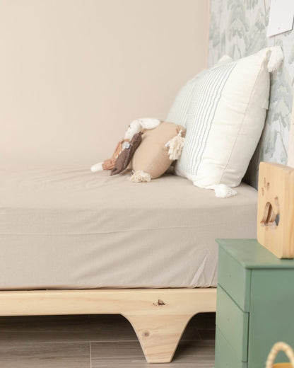 Esta cama para niños y niñas grandes,  Las encuentras en las medidas de 1 plaza 1.5 plaza. Acabados: Barnizada, Madera maciza y madera laminada de pino, lijada, suavizada y filos boleados.