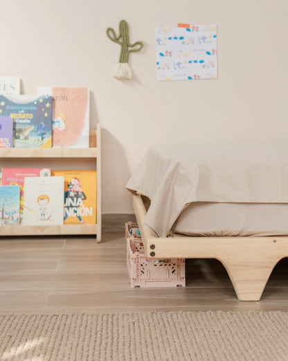 Esta cama para niños y niñas grandes,  Las encuentras en las medidas de 1 plaza 1.5 plaza. Acabados: Barnizada, Madera maciza y madera laminada de pino, lijada, suavizada y filos boleados.