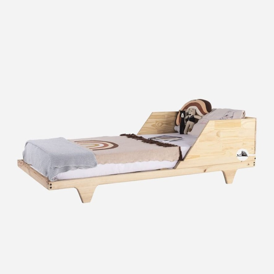 Esta cama para niños y niñas grandes,  Las encuentras en las medidas de 1 plaza 1.5 plaza. Acabados: Barnizada, Madera maciza y madera laminada de pino, lijada, suavizada y filos boleados.