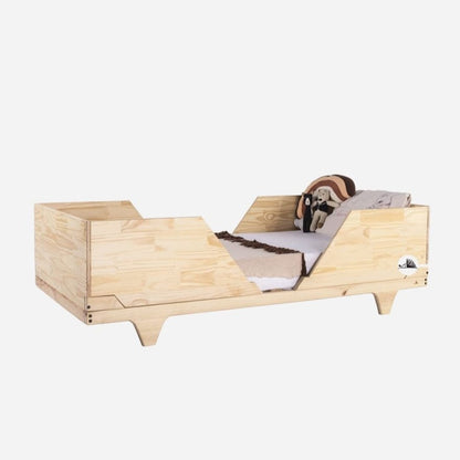 Esta cama para niños y niñas grandes,  Las encuentras en las medidas de 1 plaza 1.5 plaza. Acabados: Barnizada, Madera maciza y madera laminada de pino, lijada, suavizada y filos boleados.