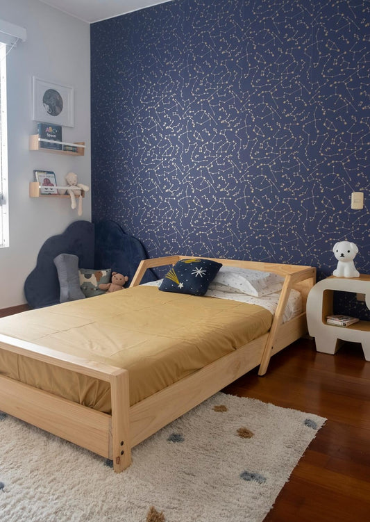 cama neo estilizada, minimalista y con diseño exclusivo inspirado en líneas continuas te encantará: ¡es 2 en 1! El nivel bajo o Montessori, recomendado para pequeños a partir del año y medio y el segundo nivel o nivel alto, para cuando crecen. Consigue esta evolución sin comprar nada más.