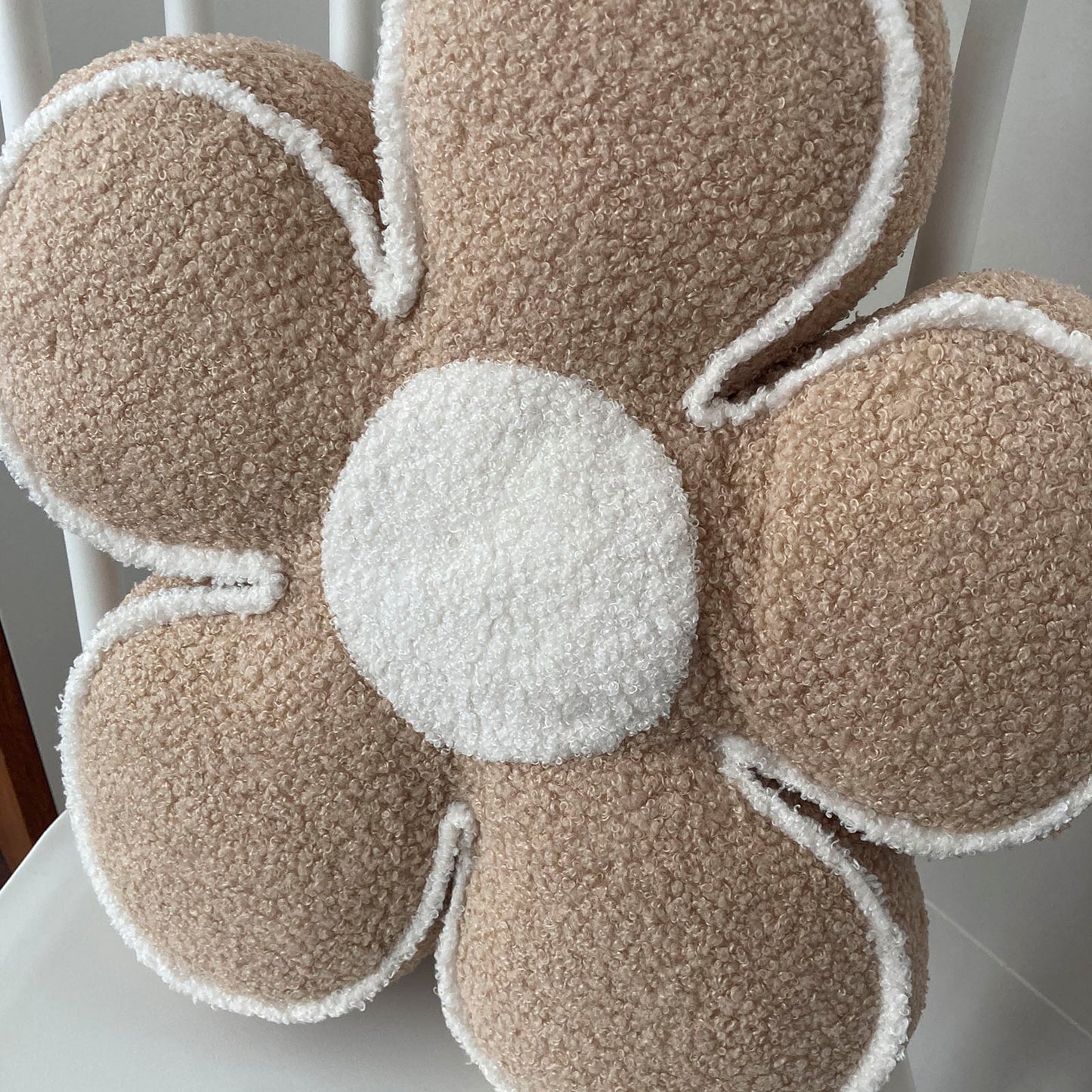 Cojín Tela Flor Beige con Borde Blanco