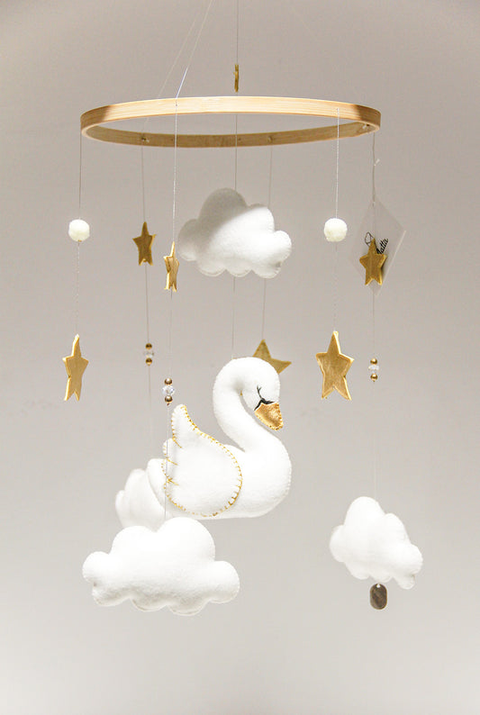 Móvil cisne blanco con nubes y estrellas