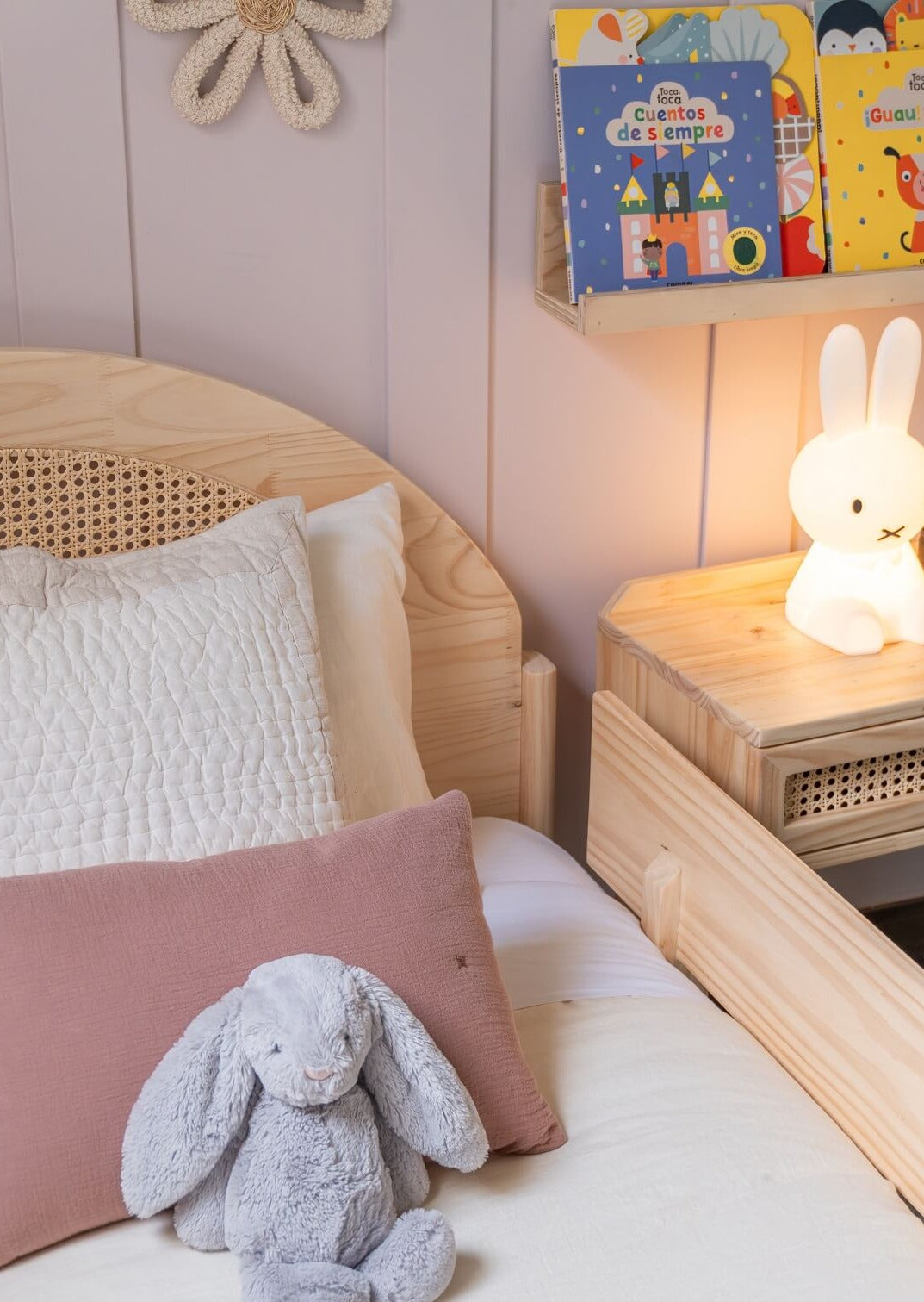 cama Bali, 1 plaza, 1.5 plazas, muebles infantiles, colección exclusiva, montessori,  sostenibilidad, niños, niñas, madera, evolutivas, ecológicas, ambiente, somos verde, minimalista, dormitorio; decoración, hogar, moderna, barnizadas, sencillez. ratán,
delicadeza, ternura.
