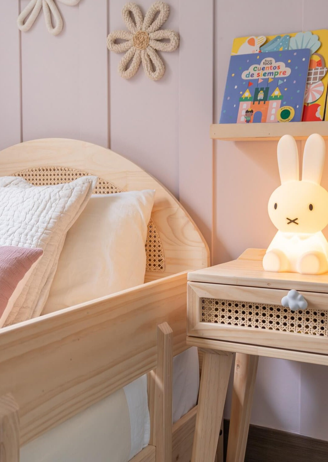 cama Bali, 1 plaza, 1.5 plazas, muebles infantiles, colección exclusiva, montessori,  sostenibilidad, niños, niñas, madera, evolutivas, ecológicas, ambiente, somos verde, minimalista, dormitorio; decoración, hogar, moderna, barnizadas, sencillez. ratán, delicadeza, ternura.