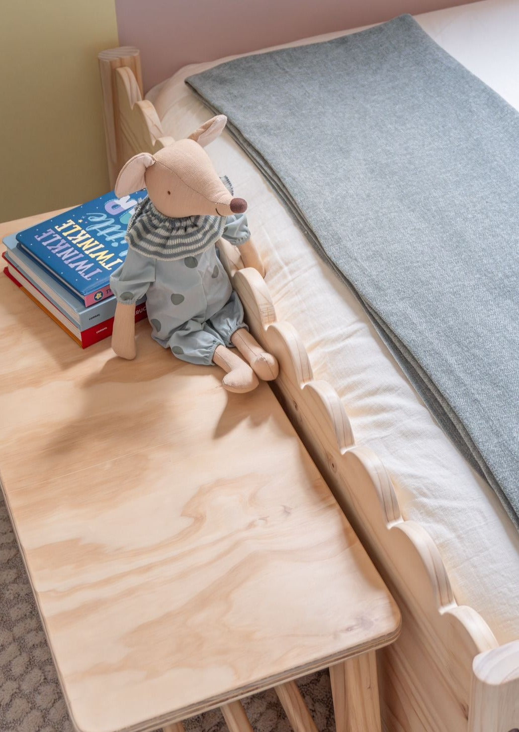 cama Bali, 1 plaza, 1.5 plazas, muebles infantiles, colección exclusiva, montessori,  sostenibilidad, niños, niñas, madera, evolutivas, ecológicas, ambiente, somos verde, minimalista, dormitorio; decoración, hogar, moderna, barnizadas, sencillez. ratán, delicadeza, ternura.