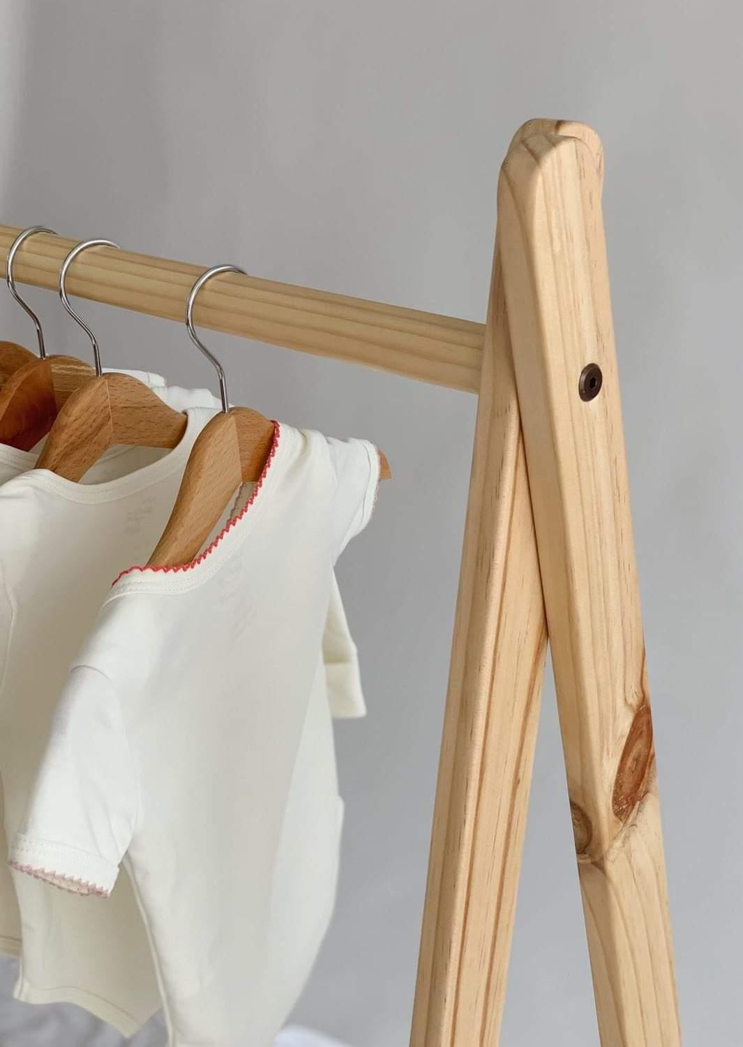 Perchero de madera, dormitorio, home, decoración, pino, habitación, moderno, minimalista, niñas, niños, muebles infantiles, decorar, funcional, vintage, elegante, baby, organizador de ropa, infantil.