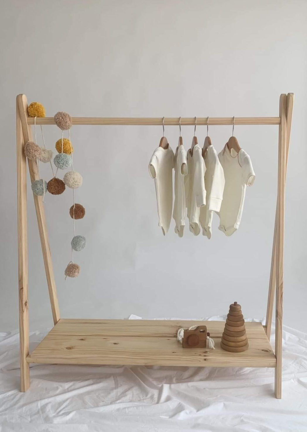 Perchero de madera, dormitorio, home, decoración, pino, habitación, moderno, minimalista, niñas, niños, muebles infantiles, decorar, funcional, vintage, elegante, baby, organizador de ropa, infantil.