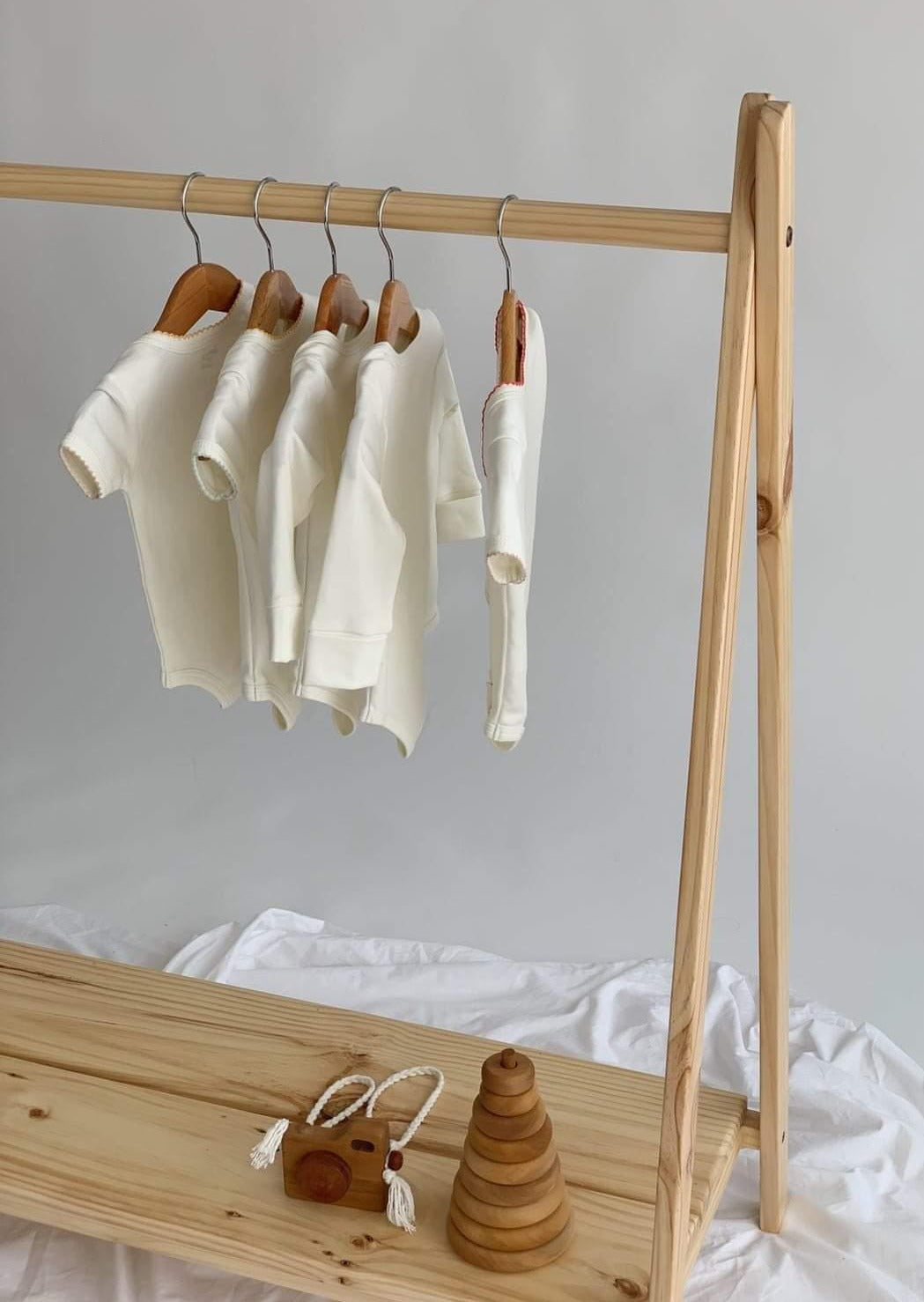 Perchero de madera, dormitorio, home, decoración, pino, habitación, moderno, minimalista, niñas, niños, muebles infantiles, decorar, funcional, vintage, elegante, baby, organizador de ropa, infantil.