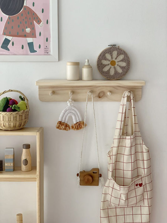 Repisa Perchero, montessori, dormitorio, home, decoración, habitación, moderno, minimalista, niñas, niños, muebles infantiles, decorar, funcional, vintage, elegante, baby, infantil, librero organizador, multiuso, organiza juguetes, libros estudiar, libros sensoriales, madera.