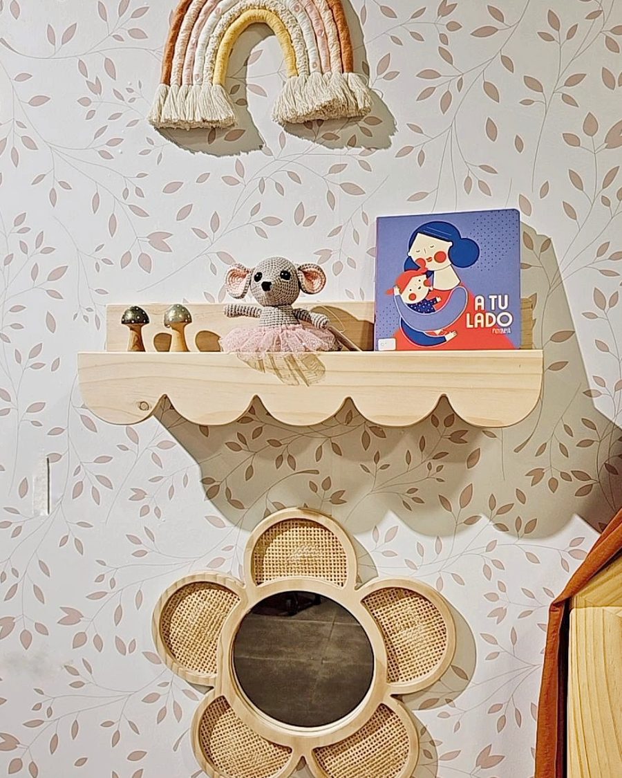 Repisa Scalloped, montessori, dormitorio, home, decoración, habitación, moderno, minimalista, niñas, niños, muebles infantiles, decorar, funcional, vintage, elegante, baby, infantil, librero organizador, multiuso, organiza juguetes, libros estudiar, libros sensoriales, madera.